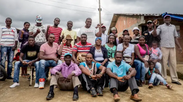 Francia Márquez, en el centro con turbante, con miembros de su comunidad de La Toma