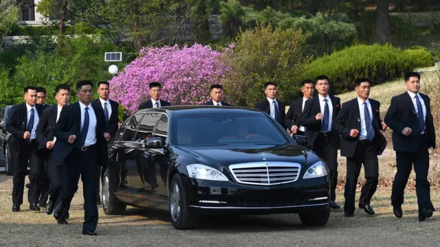 金正恩乘坐汽車在保鏢的護衛下抵達下午板門店位於軍事分界線附近的"牛群路",與文在寅一同種下一顆祈願和平與繁榮的松樹。