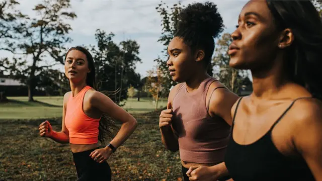 Mulheres correndo no parque