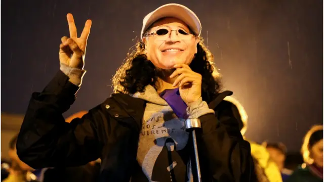 Una mujer con una máscara de Gustavo Petro.