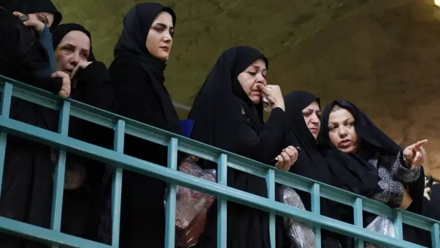 إيرانيات يحضرن تأبين رفسنجاني