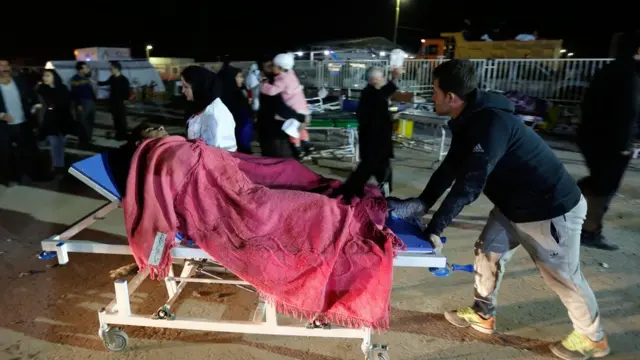 اضطر العديد من المواطنين إلى المبيت في العراء في ظل الطقس البارد بعد تدمير الزلزال منازلهم