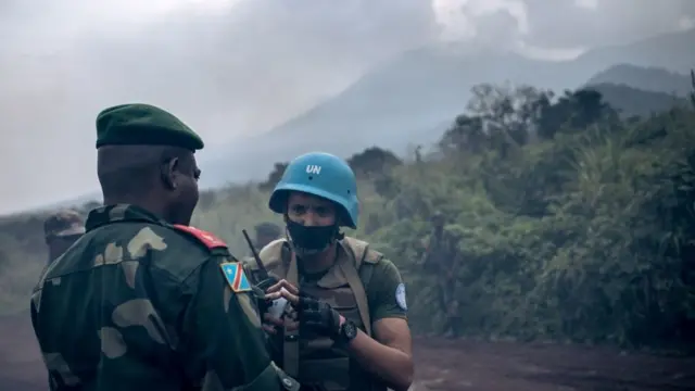 Un général de la RD Congo parle à un soldat de l'ONU.