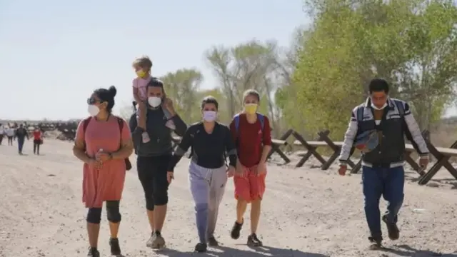 કોલંબિયા, ક્યૂબા અને વેનેઝુએલા સહિત અન્ય દેશોના પ્રવાસીઓ મેક્સિકોથી કોલોરાડો નદી પાર કરીને અમેરિકામાં પ્રવેશી રહ્યા છે. આ તસવીર ફેબ્રુઆરી 2021માં લેવાઈ હતી.