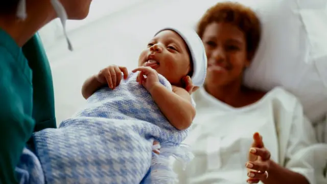 Mãe recebe seu bebê recém-nascido na maternidade