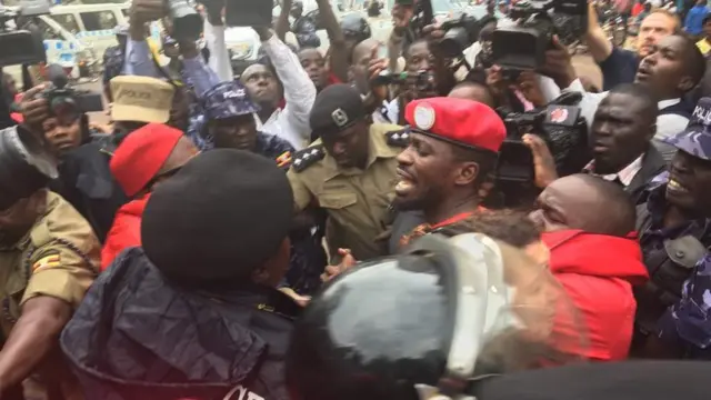 Polisi wamejaribu kumkamata mbunge ambaye pia ni muimbaji mashuhuri Robert Kyagulany, Bobi Wine