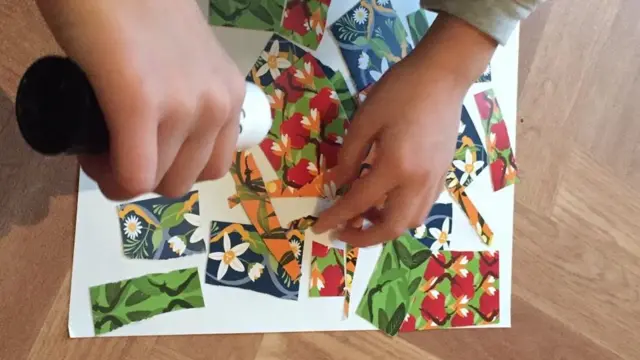 Лиза вырезает и приклеивает