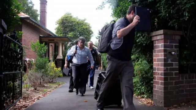 ఆస్ట్రేలియాలో క్రెగ్ రైట్ ఇంటి దగ్గర ఆదాయ పన్ను అధికారులు