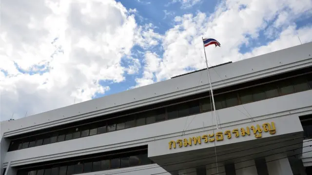 ธงชาติไทยหน้าอาคาร