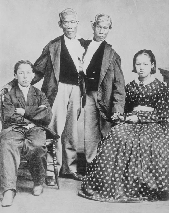 Chang e Eng com dois de seus 21 filhos