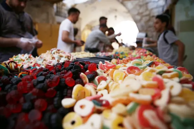 Indya zisosa zigaragara iruhande y'abaguzi n'abadandaza