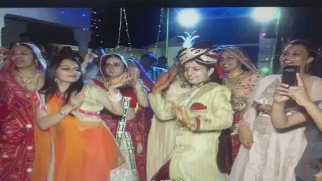 શેરવાની પહેરીને ડાન્સ કરતાં નેહા