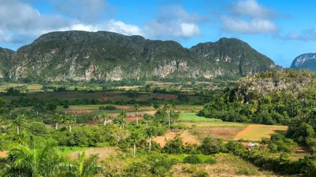 Долина Винальес известна своими известняковыми утесами