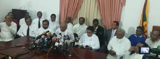 ராஜபக்ஷ ஆதரவு எம்.பி.க்கள் நடத்திய செய்தியாளர் கூட்டம்.