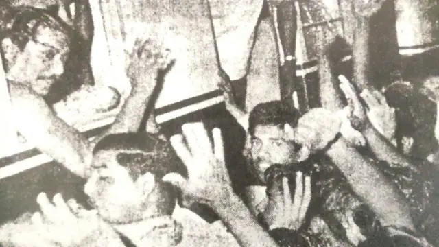 সিলেটের আদালতে জামিন পাওয়ার পর ট্রেনে শেখ মুজিবুর রহমান।