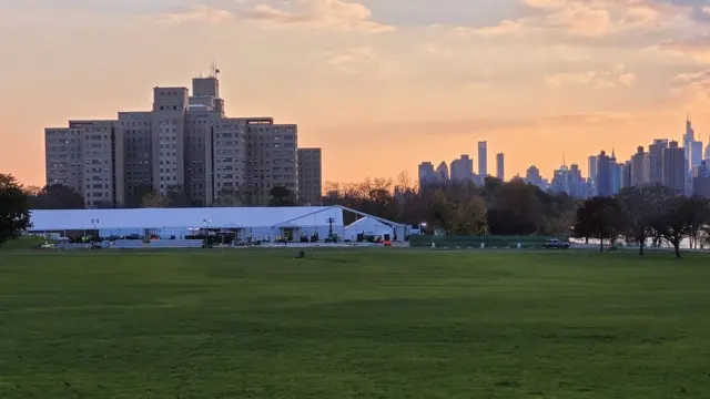 Funcionários do governo da cidadeevolution black jackNova York desmontam uma tenda montada na Randalls Island para abrigar migrantess. Fotoevolution black jack18evolution black jacknovembroevolution black jack2022