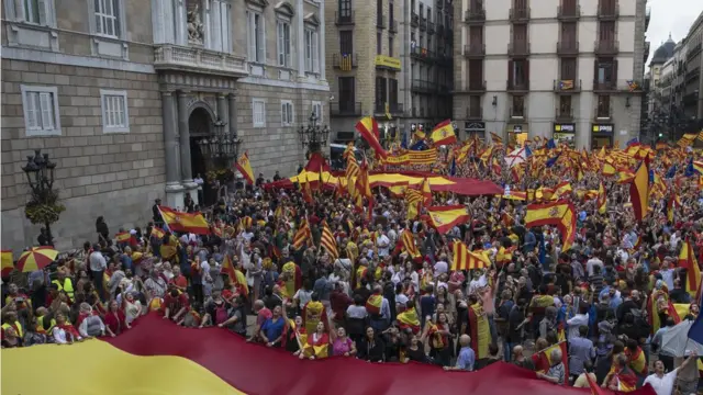 Manifestantes protestamcasas de apostas de futebolBarcelona