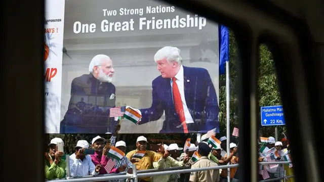 அமெரிக்க அதிபர் டிரம்ப் இந்திய வருகை: இன்னும் சில நிமிடங்களில் `நமஸ்தே டிரம்ப்` நிகழ்வு