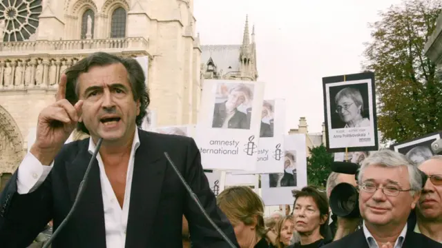 Fransız filozof Bernard-Henri Levy, 2006 yılında Rus gazeteci Anna Politkovskaya'nın Moskova'da öldürülmesinin ardından Notre-Dame Katedrali'nin önünde bir konuşma yaparken görülüyor.