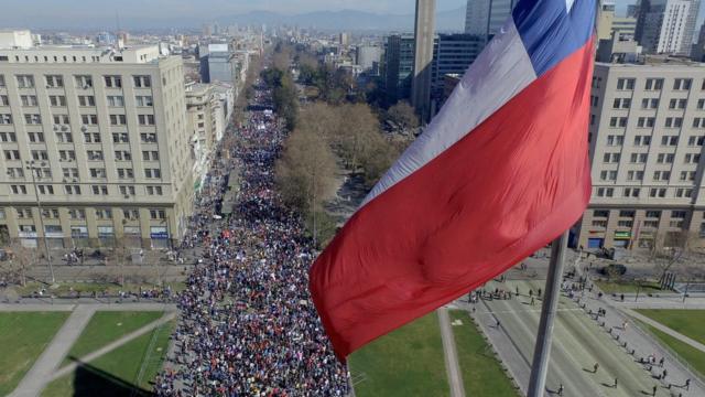 Miles de chilenos salieron a las calles de Santiago a protestar contra los fondos privados de pensiones, AFP.