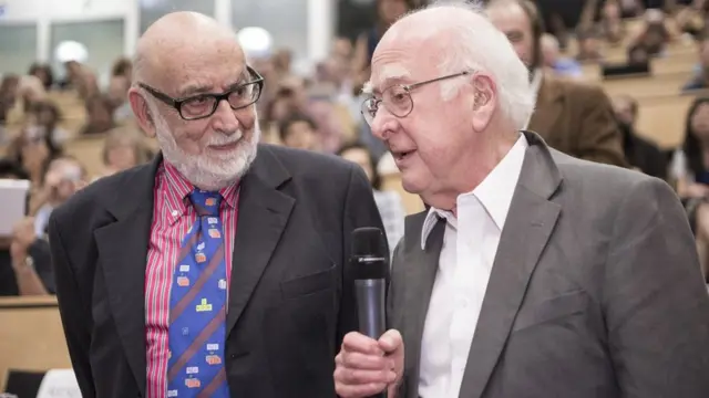 Peter Higgs (dir) dividiu o Nobel com o físico belga François Englert (esq)