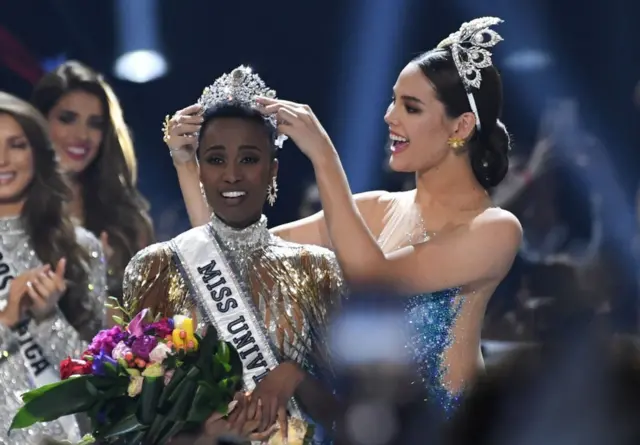 Raia wa Afrika Kusini ,Zozibini Tunzi kutununikiwa taji la Miss Universe mjini Atlanta, US.