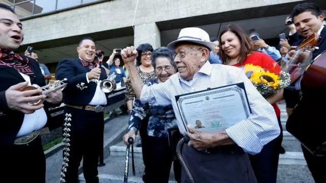 Fabio Alvarado, 91, markiisii horena ka yimid El Salvador ayaa loo dhaariyey muwaadinnimada Maraykanka maalintii ay doorashadu dhacaysay. Isaga iyo xaaskiisa Marta, 80, waxay yimaadeen diiwaan hayaha Norwalk, California si ay u codeeyaan.
