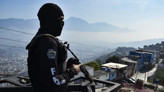 Policial da Faes com cidade ao fundo