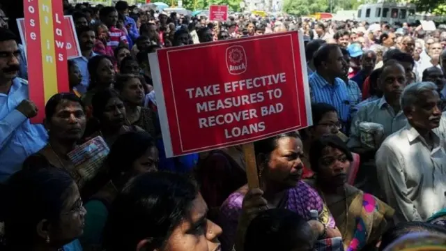 બૅન્કોમાં રાજકારણીઓની દખલ વધી અને કેટલાક નેતાઓ બૅન્કોનો ઉપયોગ પોતાની તિજોરીની જેમ કરવા લાગ્યા અને જે લોકો પક્ષ સાથે જોડાયેલા હોય તેમને લૉન મળવા લાગી.