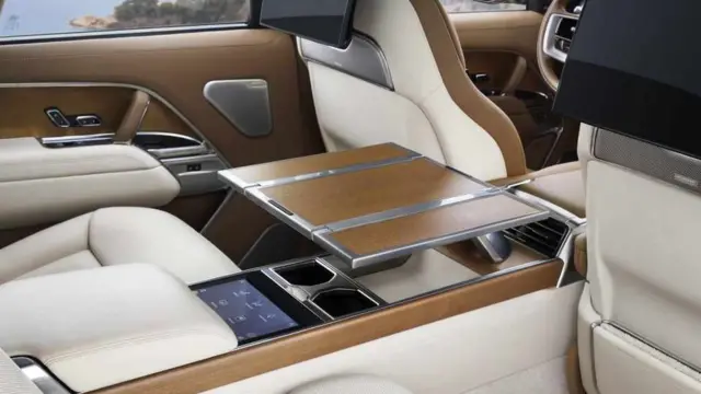 صندلی عقب مدل‌های لوکس‌تر رنج‌روور یخچال، میز و دو نمایشگر بزرگ دارد