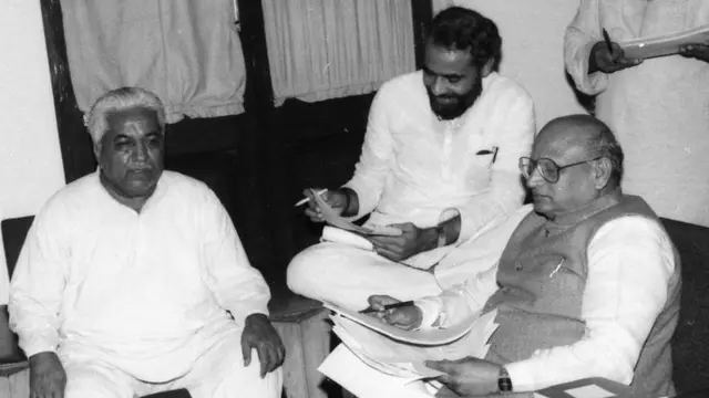 गुजरात के पूर्व मुख्यमंत्रियों कुशाभाई पटेल और चिमनभाई पटेल के साथ नरेंद्र मोदी