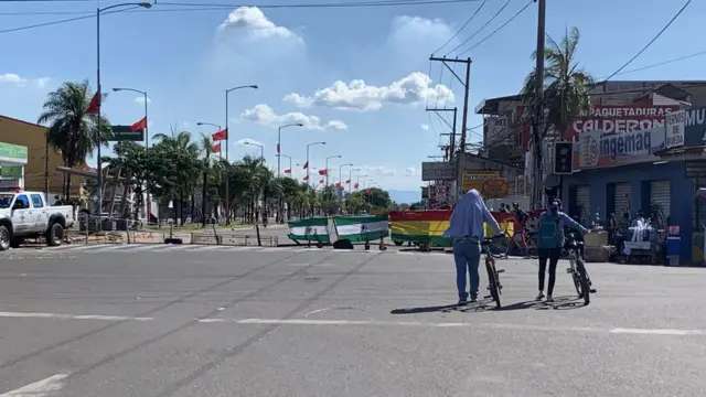 Los bloqueos son el denominador común en las calles de Santa Cruz.
