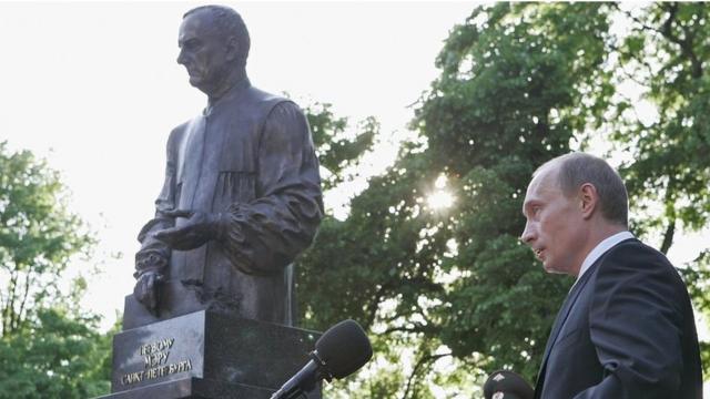 普京2006年为圣彼得堡市前市长索布恰克塑像揭幕。