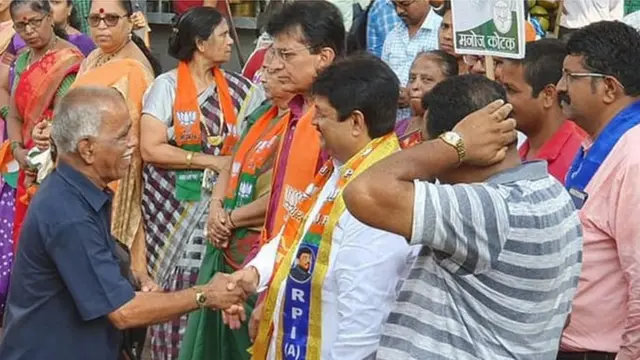 લોકો સાથે મનોજ કોટક