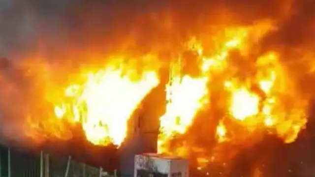 건물에서 불길이 치솟고 있다