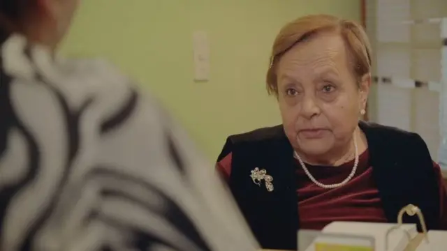 Mujer habla con otra