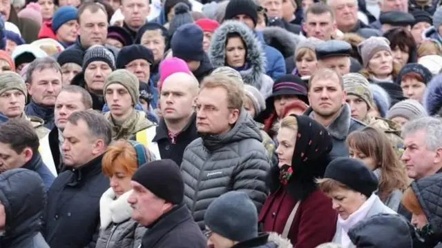 Андрій Садовий серед натовпу людей