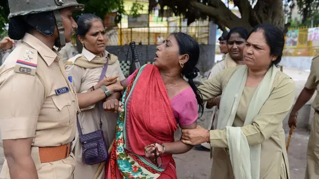 পুলিশের বাধার মুখে দলিত আন্দোলনকারী