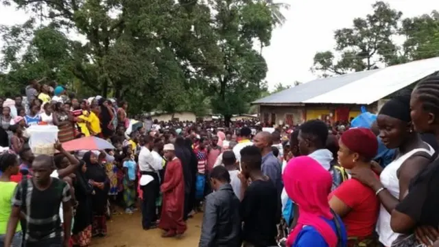 Cincirindon masu kallo a lokacin da ake daukar gawarwakin