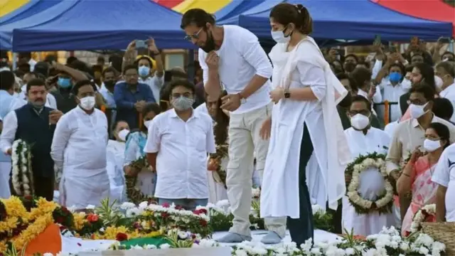 શાહરૂખ ખાન અને તેમના મૅનેજર પૂજા દદલાણી