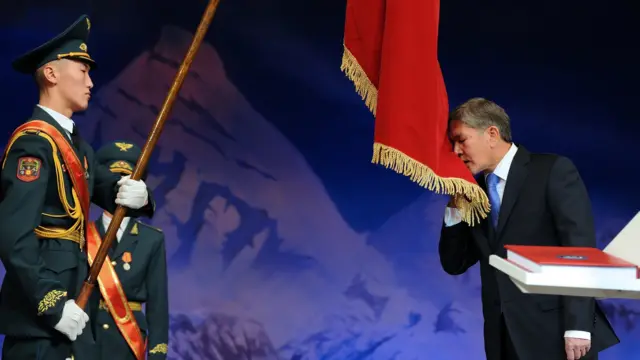 Алмазбек Атамбаев Кыргызстандын президентти болуп 2011-жылы шайланып келген.