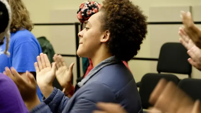 Estudiante universitaria con un coro