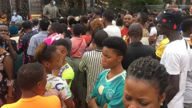 Waumini walikimbilia katika kanisa la TB Joshua nchini Nigeria ili kumuomboleza