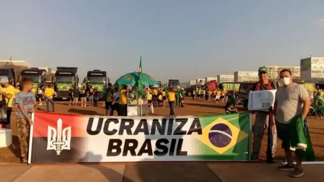 Faixaonabet valor minimoprotestoonabet valor minimoBrasília mistura bandeira do Brasil com símbolo adotado pelo Right Sector, grupoonabet valor minimoextrema direita ucraniano