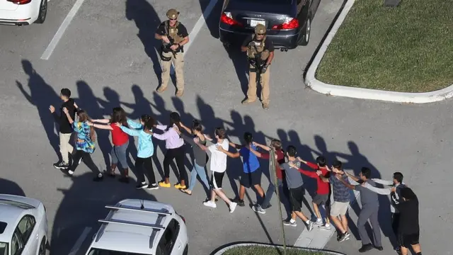 Alumnos son llevados en fila a un lugar seguro