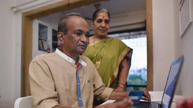 தவறுதலாக வேறொருவர் கணக்குக்கு பணம் அனுப்பிவிட்டால் திரும்பப் பெறுவது எப்படி?