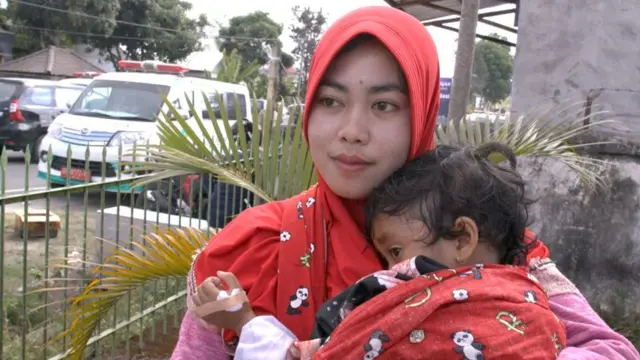 Gita Dwipayasantri oo haysa gabadheeda