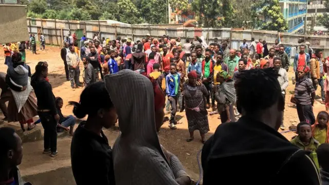 ተፈናቃዮቹ ወረዳ 11 ወጣት ማዕከል ቅጥር ግቢ ተጠልለው እንዳሉ ዘጋቢያችን መታዘብ ችሏል።