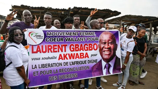 Des militants tiennent une pancarte avec la photo de Laurent Gbagbo