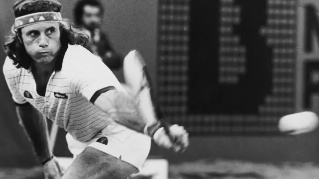 Guillermo Vilas en acción en 1982.